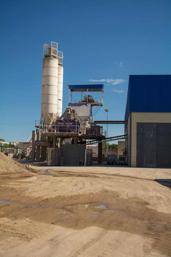 Industrial plant with machinery under a clear blue sky in Córdoba, Argentina.